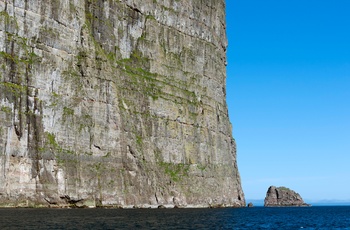 Øen Fugloys stejle klipper, en del af Norðoyar - Færøerne