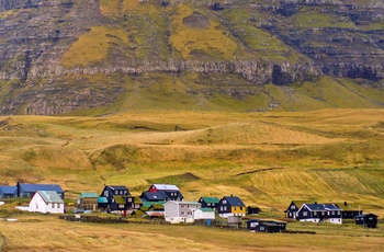 Den lille bygd Gásadalur på Færøerne