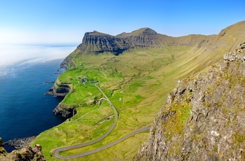 Vej mod Gasadalur og den dramatiske natur på Færøerne