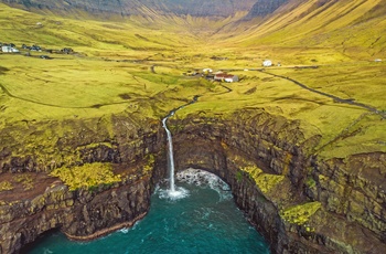 Mulafossur vandfaldet og byen Gasadalur på Færøerne