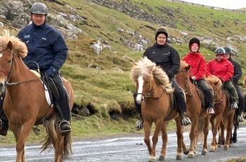 På hestetur med guide på Færøerne
