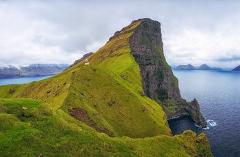 Udsigt til Kallur fyrtårn på øen Kalsoy, en del af Norðoyar - Færøerne