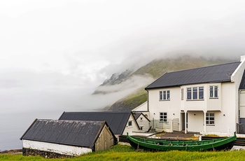 Klassisk hus i bygden Viðareiði, Norðoyar - Færøerne