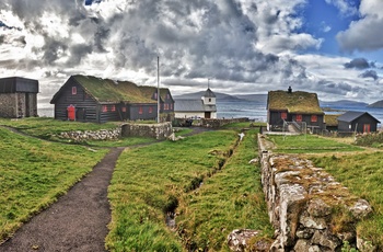 Traditionel gård i Kirkjubøur på øen Streymoys, Færøerne
