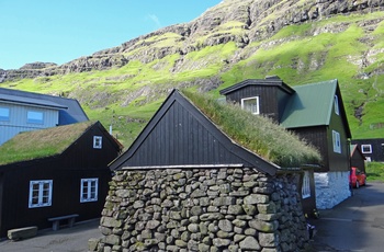 Traditionelle huse i Tjørnuvik bygd på øen Streymoy, Færøerne
