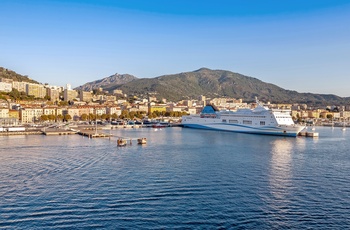 Færge lægger til i kystbyen Ajaccio - Korsika