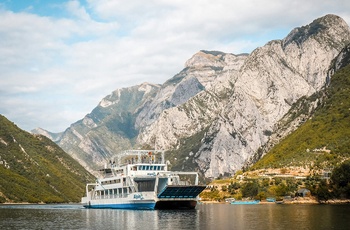 Færge på Komani-søen i Albanien - Foto: Adventure Albania, Unsplash