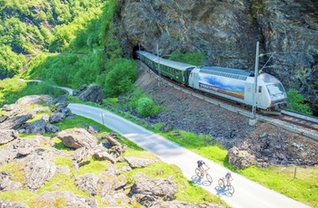 Flåmsbanen med Rallarvegen i Norge - Foto: Sverre Hjornevik-VisitFlåm