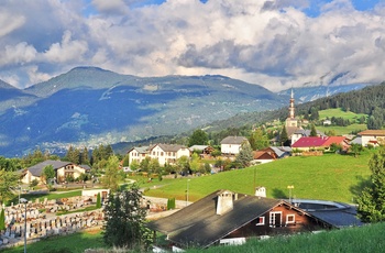 Bjergbyen Combloux med udsigt til de franske Alper