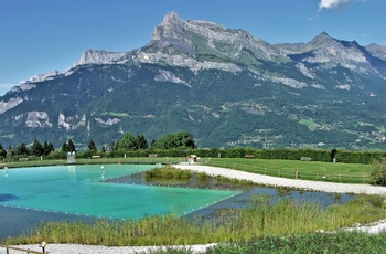 Den naturlige swimmingpool i Combloux og udsigt til Mont Blanc i de franske Alper
