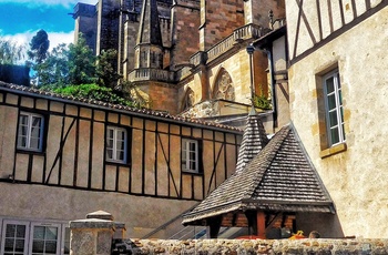 Smukke bygninger i den gamle bydel i Limoges - Frankrig