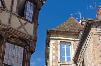 Den gamle bymidte i den elegante provinsby Moulins i Allier departementet - Frankrig