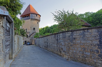 Fæstningsmur i Poligny - Comtés ostens hovedstad i Bourgogne - Frankrig