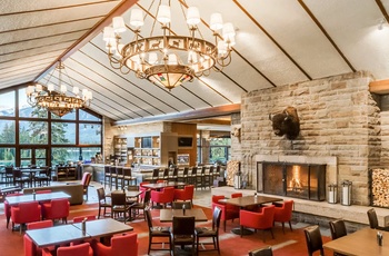Fairmont Jasper Park Lodge, Lounge
