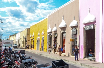 Farverig gade i Valladolid - Yucátan i Mexico - Foto: Akshay Madivanan, Unsplash