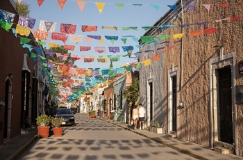 Farverig gade i Valladolid - Yucátan i Mexico