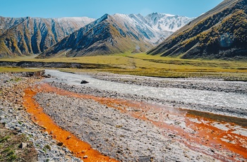 Farverige mineralaflejringer i Truso-dalen - Georgien