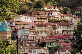 Farverige traditionelle huse i Tbilisi - Georgien