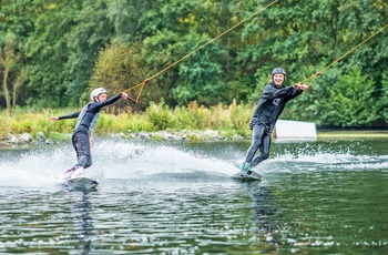 Wakeboard på Hillebachsee ved Winterberg, Midttyskland © Ferienwelt Winterberg