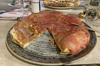 Markus Grigo smager på pizza på madmarkedet Mercato Centrale i Firenze - Toscana