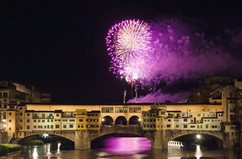 Festa di San Giovanni afsluttes med festfyrværkeri over Arno floden i Firenze