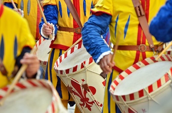 Farverige kostumer til Festa di San Giovanni i Firenze