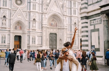 Turister ved dåbskapellet på Piazza San Giovanni i Firenze, Italien