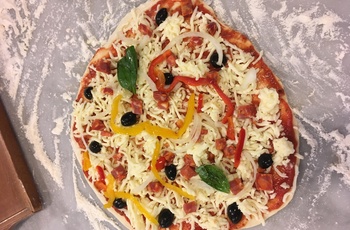 På pizza skole i Firenze - inden pizzaen kommer i ovnen, Italien
