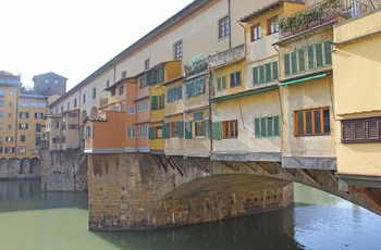 Stenpillerne under broen Ponte Vecchio i Firenze, Italien