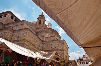San Lorenze kirken og markedet på pladsen i Firenze