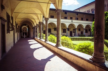 Hyggelig gårdhave i San Lorenzo kirken i Firenze