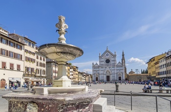 Pladsen og kirken Santa Croce på en solskinsdag i Firenze