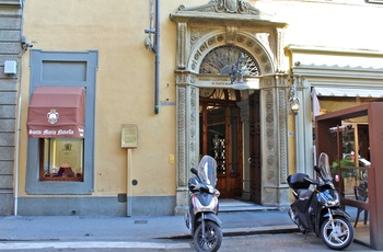 Indgangen til Santa Maria Novella apoteket i Firenze, Italien
