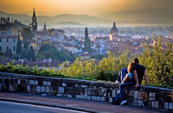 Ungt par nyder udsigten til Firenze