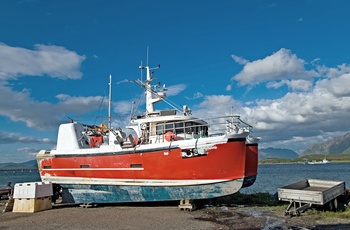 Fiskebåd nær byen Sortland, Vesterålen i Nordnorge