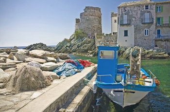 Fiskerbåd i Erbalungas lille havn på Cap Corse - Korsika, Frankrig