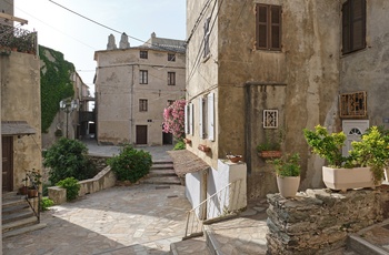 Lille torv i fiskerlandsbyen Erbalunga på Cap Corse - Korsika, Frankrig