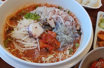 Rå fiskesuppe i byen Sokcho i Sydkorea