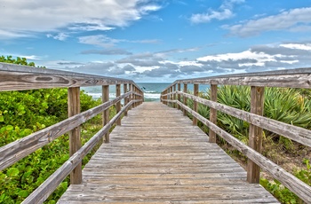 Gangbro til strandene i Canaveral National Seashore, Florida i USA