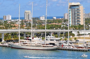 Kæmpe yacht i en af Fort Lauderdales kanaler, Florida i USA