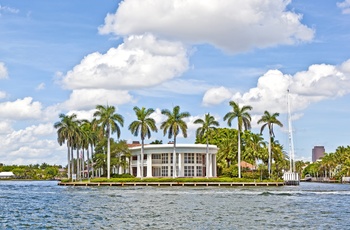 Luksushus langs en af Fort Lauderdales kanaler, Florida i USA
