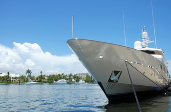 Stor yacht i en af Fort Lauderdales kanaler, Florida i USA