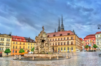 Fontæne på torvet i den gamle bydel i Brno