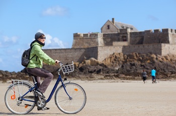 Ved lav-vand kan man gå eller cykle til Fort National Foto Pierre Torset