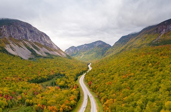 Interstate 93 gennem Franconia Notch State Park i White Mountain State Park - New Hampshire