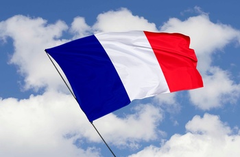 Frankrig - flag på baggrund af himlen
