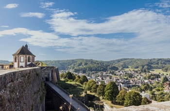 Frankrig, Moselle - kirke på toppen af muren over indgangsport til Citadelle de Bitche