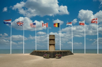 Frankrig, Normandiet, Juno Beach - flag ved Canadian Memorial til minde om den allierede landgang på Juno Beach