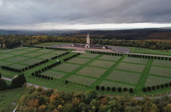 Frankrig, Verdun - dronefoto over mindemærket for 1 verdenskrig ved Ossuaire Douaumont