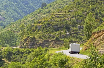 Autocamper gennem småbjerge i Provence - Frankrig